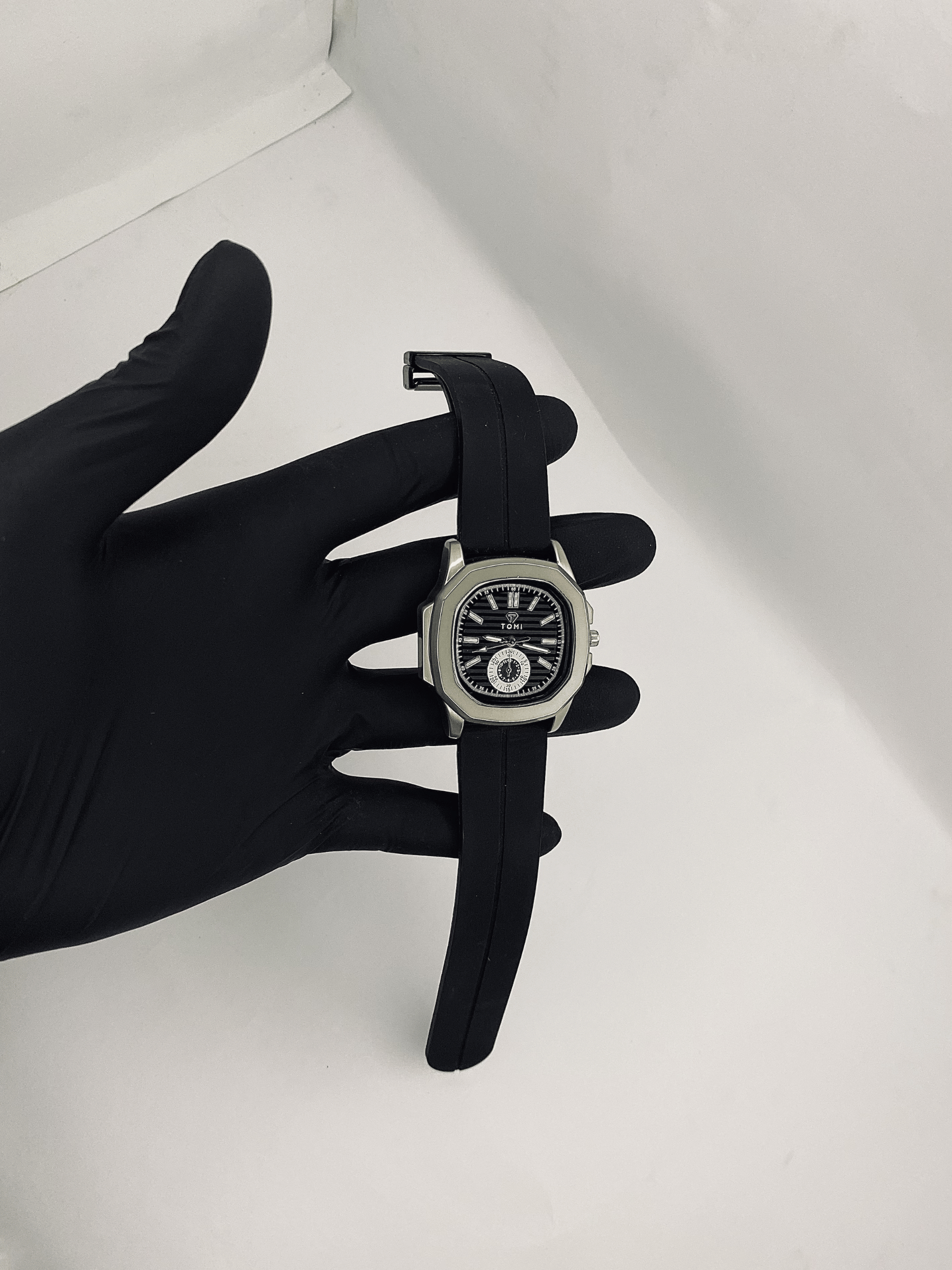 Aura TOMI Premium Magnetic Lock Watch - Edition 2026